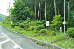 トウトウの滝は車道からすぐ